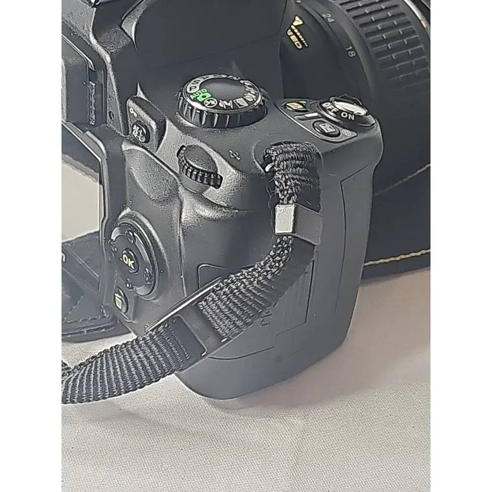 Nikon D40 Digital DSLR Camera w/ AF-S Nikkor 18-55 MM 1:3.5-5.6G & Charger 4911